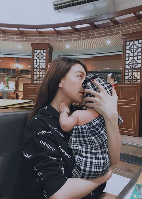 Con gái của Trà Ngọc Hằng tên Sophia, đã được 4 tháng tuổi. Chia sẻ trên Ngôi sao, nữ người mẫu cho hay cô có thai ngoài ý muốn. Trải qua thời gian đấu tranh tư tưởng, Trà Ngọc Hằng cuối cùng quyết định giữ con.