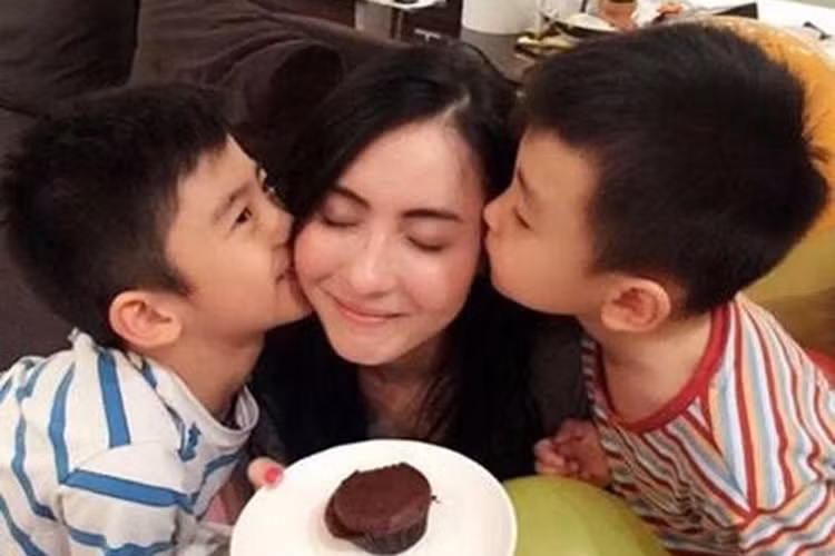 Nữ diễn viên chỉ tập trung làm việc và một mình chăm sóc các con.