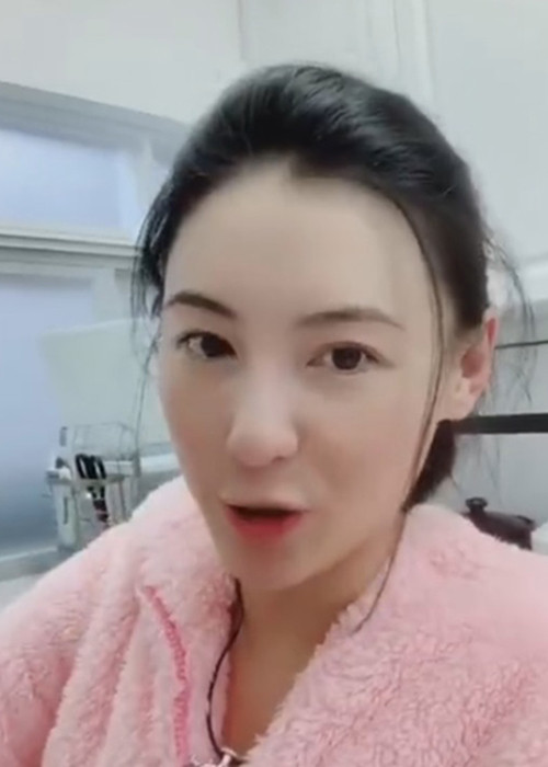 Giữa tin đồn bí mật sinh con, vợ cũ của Tạ Đình Phong liên tục lộ gương mặt mũm mĩm.