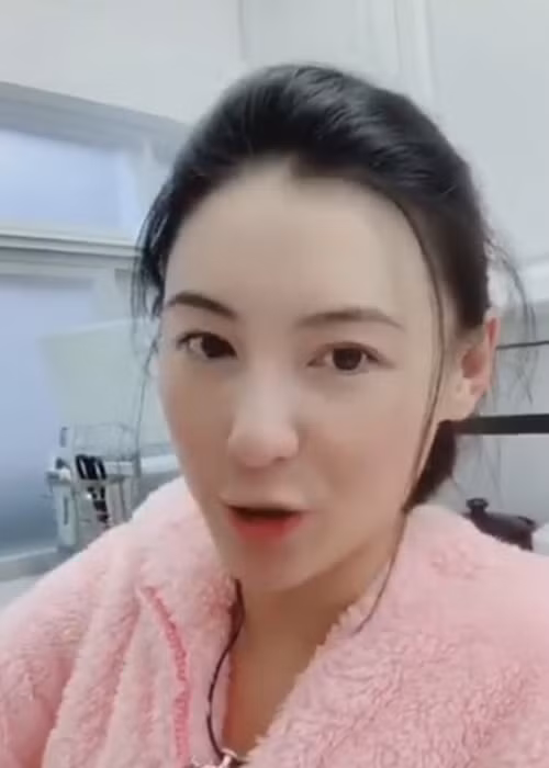 Giữa tin đồn bí mật sinh con, vợ cũ của Tạ Đình Phong liên tục lộ gương mặt mũm mĩm.