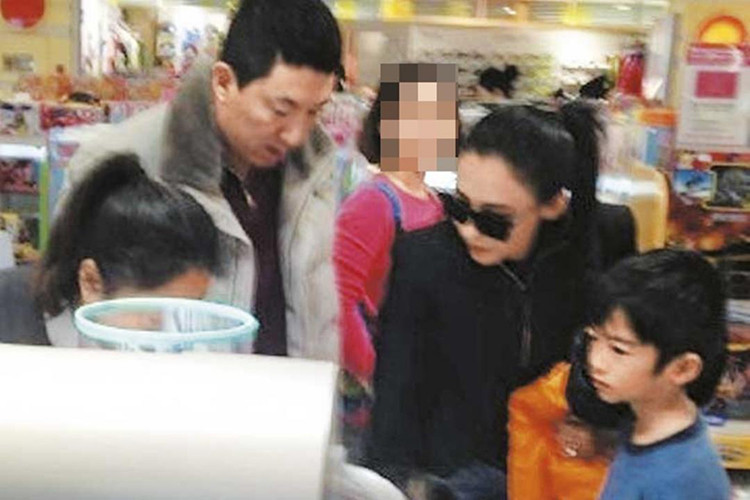 Từng có tin đồn Trương Bá Chi sinh con trai thứ 3 với bạn thân của bố chồng cũ. Được biết, phía nữ diễn viên đã lên tiếng phủ nhận nghi vấn này.