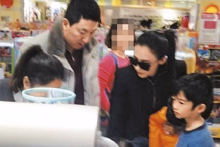 Từng có tin đồn Trương Bá Chi sinh con trai thứ 3 với bạn thân của bố chồng cũ. Được biết, phía nữ diễn viên đã lên tiếng phủ nhận nghi vấn này.