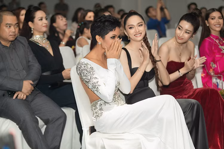 Trở về nước với danh hiệu top 5 Hoa hậu Hoàn vũ Thế giới 2018, H’hen Niê được vinh danh trong đêm trao giải “Ngôi sao của năm”.