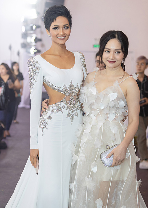 Theo thông tin, H'hen Niê sẽ về thăm quê nhà Đắk Lắk trước khi quay trở lại tiếp tục với các kế hoạch, dự án thiện nguyện của mình.