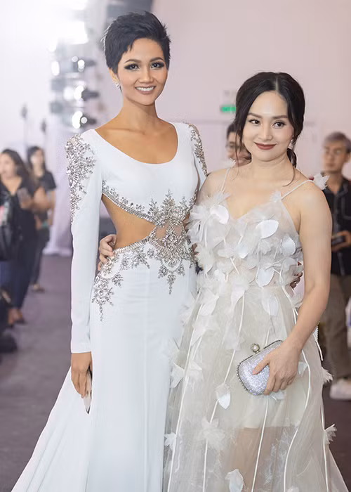 Theo thông tin, H'hen Niê sẽ về thăm quê nhà Đắk Lắk trước khi quay trở lại tiếp tục với các kế hoạch, dự án thiện nguyện của mình.