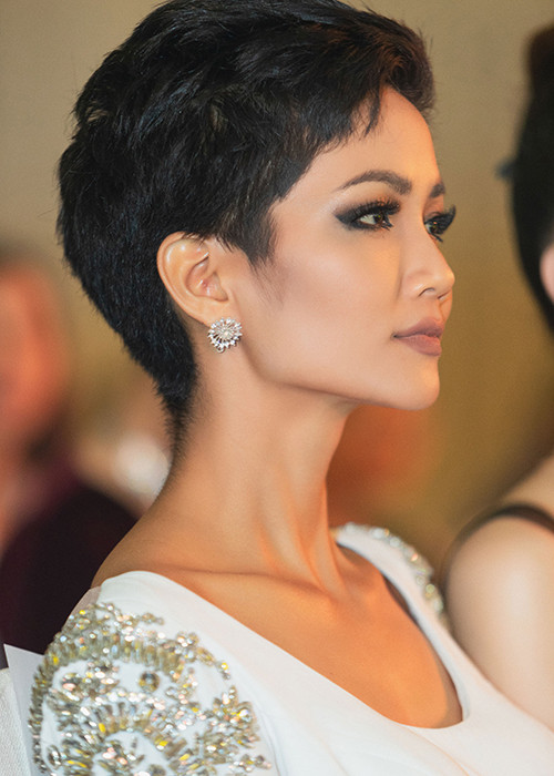 Đoạn video quay cảnh người đẹp đi phát quà cho người dân trong chuyến về thăm quê đã mang lại nhiều cảm xúc cho khán giả quốc tế.