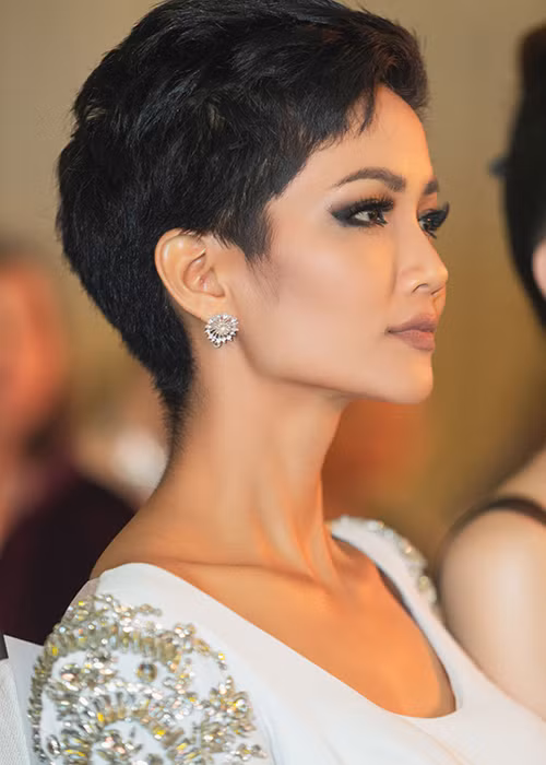 Đoạn video quay cảnh người đẹp đi phát quà cho người dân trong chuyến về thăm quê đã mang lại nhiều cảm xúc cho khán giả quốc tế.