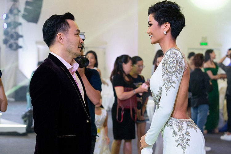 Đoạn clip này ban đầu được fanpage của chuyên trang sắc đẹp Missosology đăng tải nhận được 182.000 lượt thích và 101.000 lượt chia sẻ chỉ sau hơn 3 tiếng.