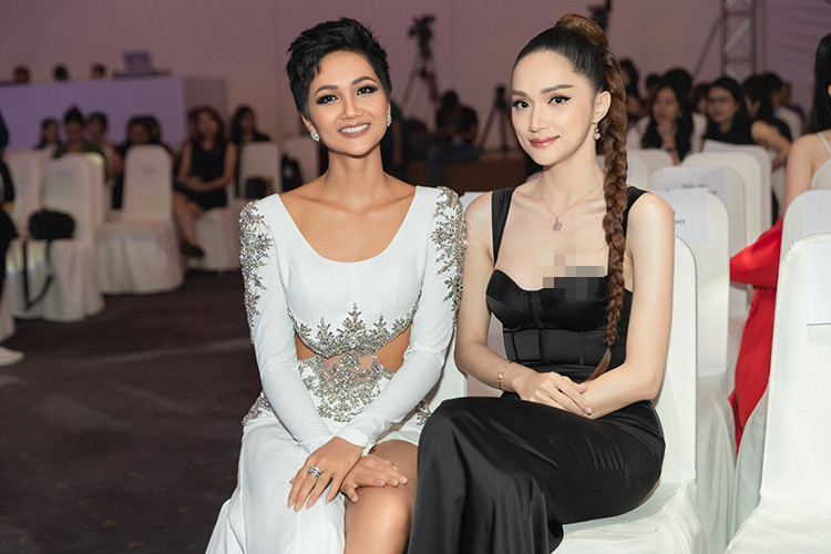 Tại sự kiện, H'hen Niê diện trang phục dạ hội lộng lẫy từng mang đi thi nhưng chưa có cơ hội sử dụng.