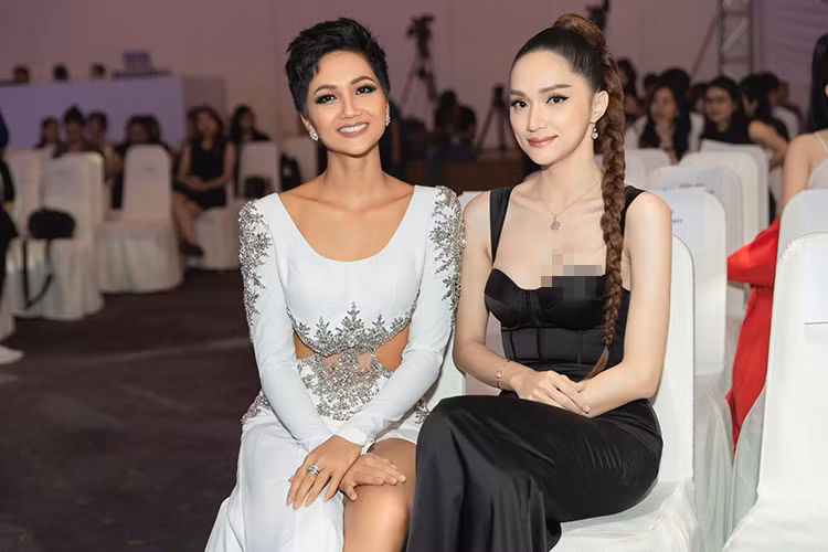 Tại sự kiện, H'hen Niê diện trang phục dạ hội lộng lẫy từng mang đi thi nhưng chưa có cơ hội sử dụng.