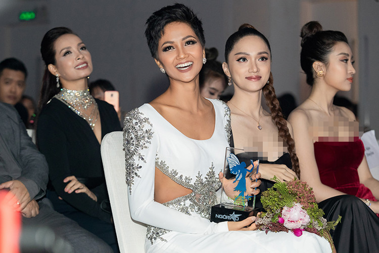  Hình ảnh H'hen Niê hạnh phúc cầm trên tay giải thưởng.