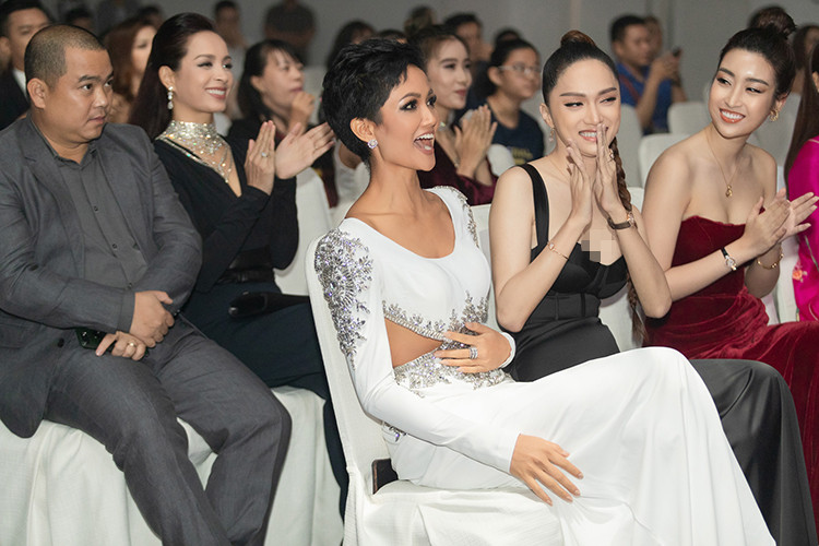 Với những hoạt động ý nghĩa và tích cực đóng góp cho cộng đồng, xã hội, người đẹp giành giải thưởng “Ngôi sao vì cộng đồng”.