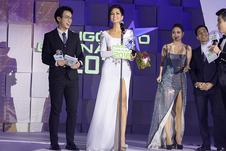 "Giải thưởng mang giá trị to lớn với tôi. Những hoạt động tôi làm xuất phát từ trái tim, mong muốn sẻ chia với cộng đồng. Tôi không nghĩ mình có cơ hội được vinh danh tại đây", H'hen Niê chia sẻ.