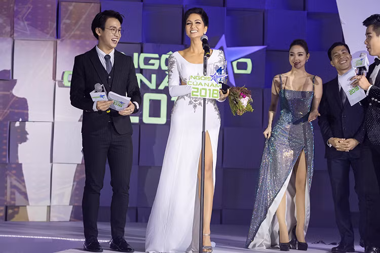 "Giải thưởng mang giá trị to lớn với tôi. Những hoạt động tôi làm xuất phát từ trái tim, mong muốn sẻ chia với cộng đồng. Tôi không nghĩ mình có cơ hội được vinh danh tại đây", H'hen Niê chia sẻ.