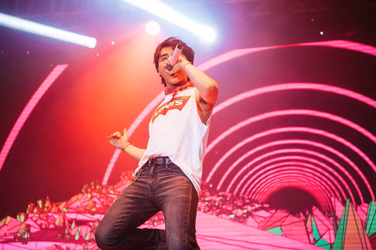 Khi được hỏi về tin đồn cát sê cao ngất ngưởng của Sơn Tùng M-TP, phía ê-kíp của nam ca sĩ từ chối đưa ra bất kỳ bình luận nào. Trước đó, giọng ca gốc Thái Bình chưa từng hé lộ về thù lao đi hát của mình.