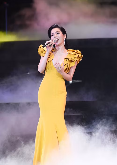 Trước chia sẻ của Vũ Khắc Tiệp, Lệ Quyên nhanh chóng phủ nhận kiếm được 68 tỷ đồng một năm. “Nữ hoàng phòng trà” cho biết những chia sẻ giữa cô cùng ông bầu chỉ là lời nói đùa vui trên mạng xã hội. Xem video "Bị đồn ế show, hết thời, Hồ Ngọc Hà nói gì". Nguồn Youtube/vtc