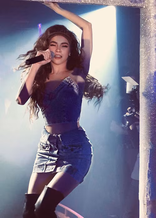 Ngoài Sơn Tùng M-TP, Hồ Ngọc Hà cũng được cho là ca sĩ có thù lao khủng khi đi hát năm 2018. Theo nhà thiết kế Lý Quí Khánh, một khách của anh từng đặt Hà Hồ hát 580 triệu một show.