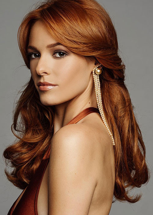 Là thí sinh đầu tiên có tên trong top 30, đại diện Pháp - Maeva Coucke là một trong những người đẹp được yêu thích và mạnh nhất cuộc thi. Maeva xinh đẹp, có thể nói trôi chảy tiếng Anh và tiếng Đức.