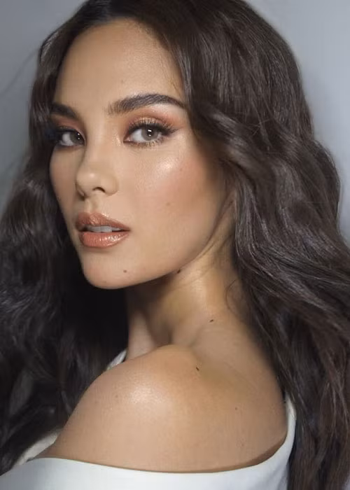 Sinh năm 1994, tân hoa hậu mang dòng máu lai khi có bố là người Australia gốc Scotland, mẹ là người Philippines.