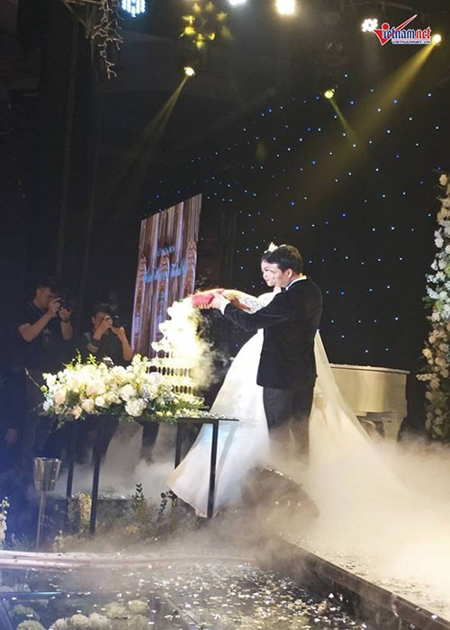 Vợ chồng Thanh Tú thực hiện các nghi lễ truyền thống. Ảnh: Vietnamnet