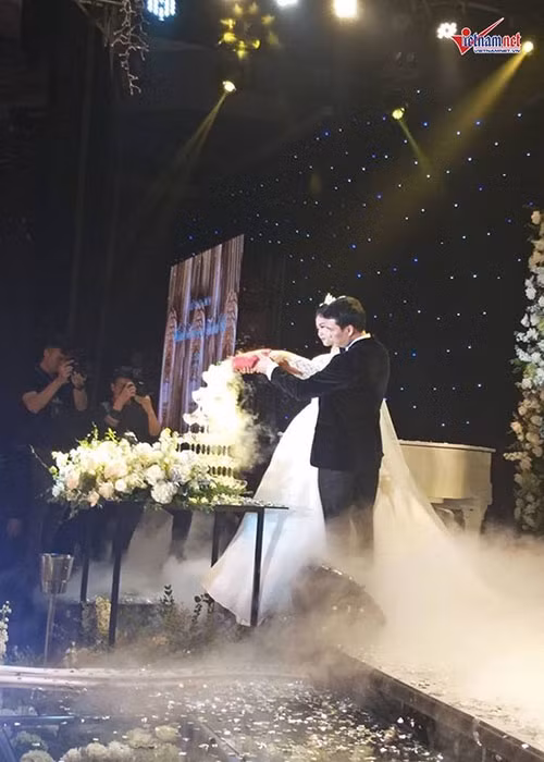 Vợ chồng Thanh Tú thực hiện các nghi lễ truyền thống. Ảnh: Vietnamnet