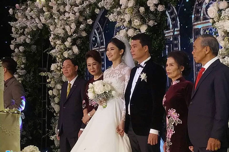 Cô dâu rạng rỡ nắm tay chú rể. Ảnh: Vietnamnet