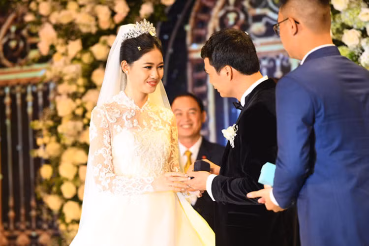 Đôi uyên ương liên tục trao nhau ánh mặt đắm đuối. Ảnh: Dân Việt