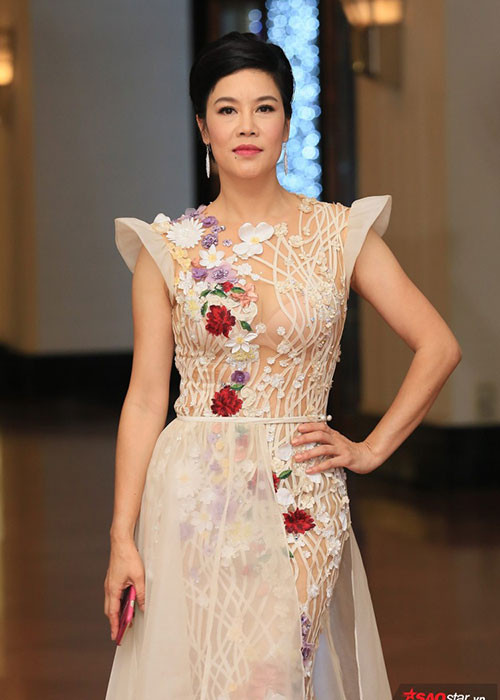 Ca sĩ Thu Phương hát ca khúc "Giữ lại hạnh phúc" trong đám cưới của Thanh Tú. Ảnh: Saostar