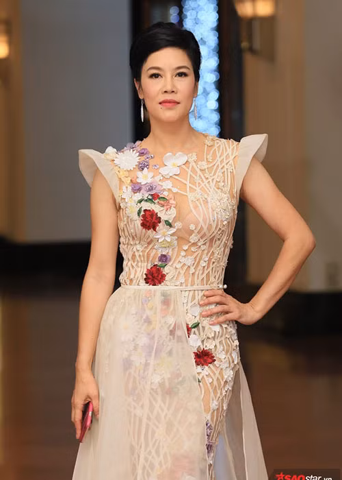 Ca sĩ Thu Phương hát ca khúc "Giữ lại hạnh phúc" trong đám cưới của Thanh Tú. Ảnh: Saostar