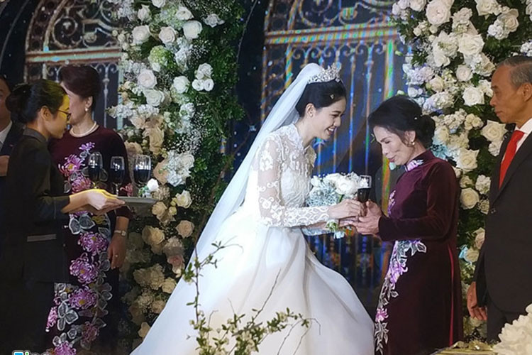 Thanh Tú tươi rói bên bố mẹ chồng. Ảnh: Zing