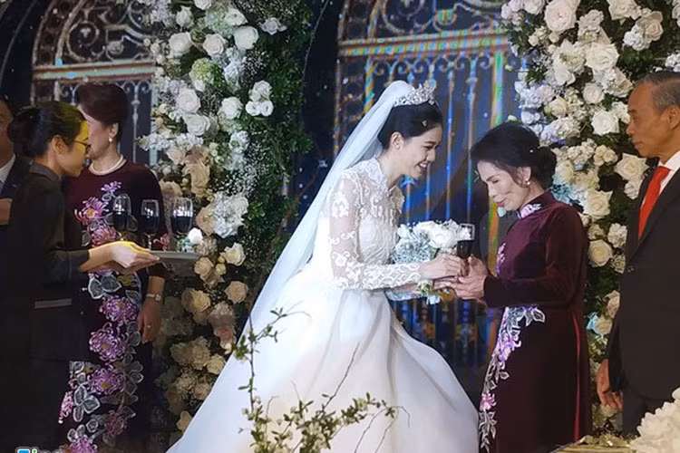 Thanh Tú tươi rói bên bố mẹ chồng. Ảnh: Zing