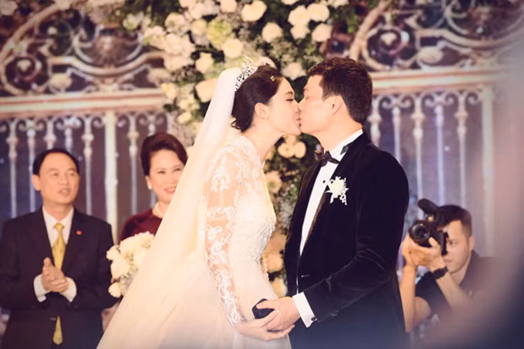 Cặp đôi cũng không ngần ngại khóa môi nhau trong tiệc cưới xa hoa. Ảnh: Dân Việt