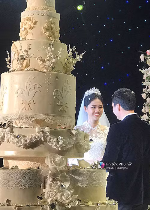 Nàng á hậu liên tục mỉm cười hạnh phúc trong ngày trọng đại. Ảnh: Khám phá