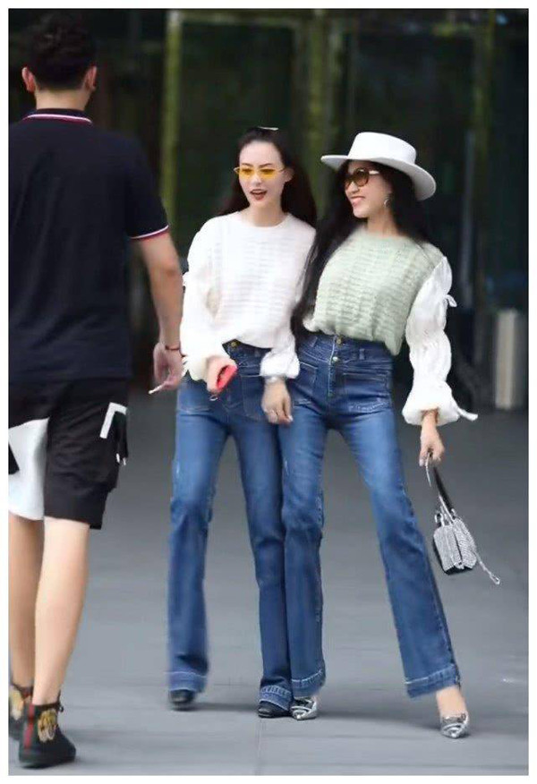 Bên cạnh thiết kế quần baggy, ống loe, suông... thời gian gần đây, mẫu jean ngược rất được chị em ưa chuộng. Ở đó, chiếc quần sẽ có kết cấu ngược so với những mẫu jean thông thường.