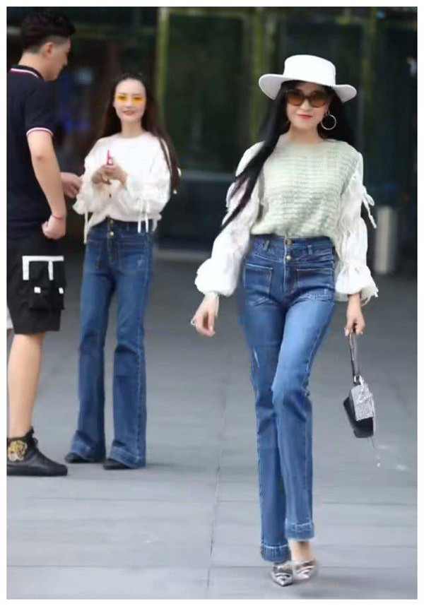 Thoạt nhìn, bạn có thể không cảm nhận sự khác biệt rõ rệt giữa quần jean ngược so với những mẫu jean khác. Tuy nhiên, quan sát kỹ hơn, bạn gái sẽ có được vẻ ngoài cá tính mà không cần phá cách quá nhiều.