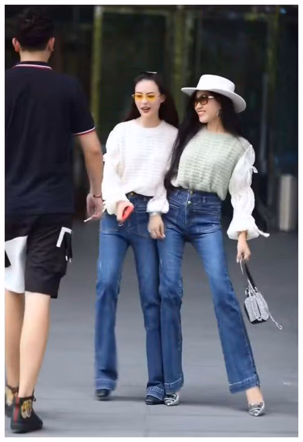 Bên cạnh thiết kế quần baggy, ống loe, suông... thời gian gần đây, mẫu jean ngược rất được chị em ưa chuộng. Ở đó, chiếc quần sẽ có kết cấu ngược so với những mẫu jean thông thường.