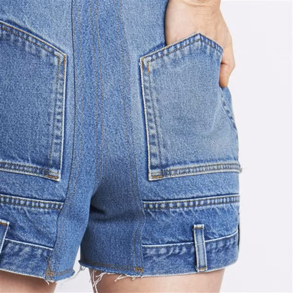 Phần cạp thông thường chỉ còn lại một đường viền thô. Nhà thiết kế khéo léo may giấu phần khóa kéo, khiến người nhìn có cảm giác như chiếc quần được mặc ngược.