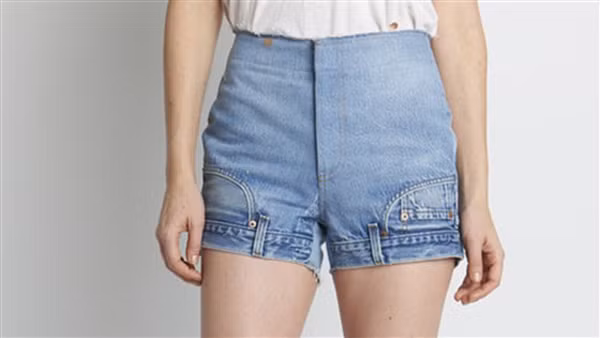 Thực tế, ý tưởng jean ngược không mới. Trước đó, nhiều nhà mốt từng cho ra mắt mẫu quần jean ngược nhận được sự hưởng ứng cao. Chẳng hạn, mẫu quần jean này được thiết kế đảo ngược hoàn toàn so với jean cổ điển. Ở đó, phần cạp quần, đỉa, túi nằm ở vị trí gấu bên dưới.