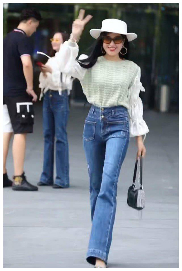 So với thiết kế phổ biến, mẫu jean mặc ngược được đánh giá cao nhờ tôn dáng. Với đôi chân to và ngắn, bạn gái lựa chọn short sẽ giúp cân đối tổng thể. Trong khi đó, chị em có lợi thế chân thon nên chọn mẫu quần dài.