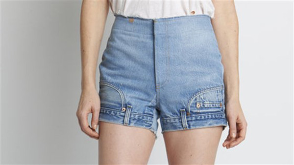 Thực tế, ý tưởng jean ngược không mới. Trước đó, nhiều nhà mốt từng cho ra mắt mẫu quần jean ngược nhận được sự hưởng ứng cao. Chẳng hạn, mẫu quần jean này được thiết kế đảo ngược hoàn toàn so với jean cổ điển. Ở đó, phần cạp quần, đỉa, túi nằm ở vị trí gấu bên dưới.