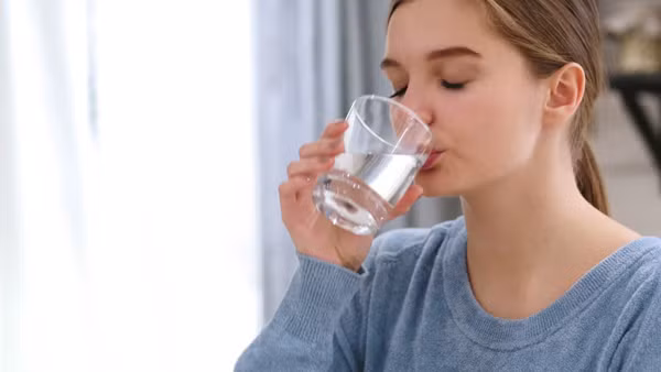 Tuy nhiên, uống nước ngay trước khi ngủ có thể khiến bạn thức dậy vào ban đêm để đi vệ sinh. Hành động này có thể gây khó ngủ, giấc ngủ bị gián đoạn, ảnh hưởng tiêu cực đến việc nghỉ ngơi, phục hồi cơ thể.