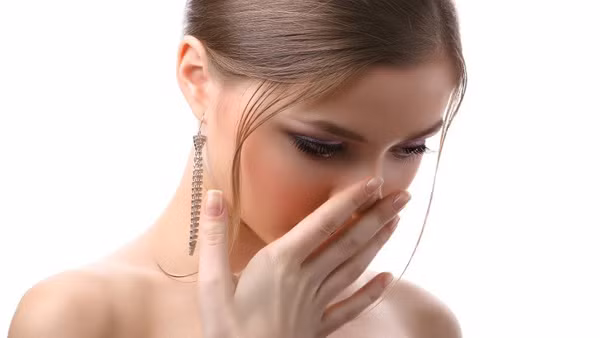 Khi gan có vấn đề, chức năng hoạt động của gan ảnh hưởng. Khả năng giải độc và trao đổi chất của cơ thể sẽ giảm đáng kể. Độc tố tích tụ được vi khuẩn xử lý thành dimethyl sulfide và một số chất tạo mùi khác. Những chất này được đào thải ra ngoài qua đường tiêu hóa, đường hô hấp.