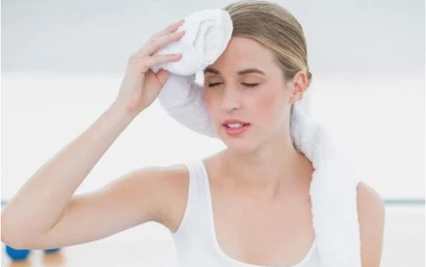 Da có mùi hôi. Khi gan có vấn đề, chất thải tích tụ đến một lượng nhất định sẽ tìm đường ra khác. Cụ thể, nếu gan có vấn đề, dimethyl sulfide trong cơ thể sẽ tăng cao, bài tiết ra ngoài dưới dạng mồ hôi. Lúc này, mồ hôi sẽ đặc biệt nặng mùi, thậm chí da có mùi trứng thối hoặc táo thối.