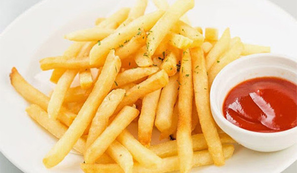 Khoai tây chiên. Khoai tây là một trong những thực phẩm phổ biến, chứa lượng dưỡng chất dồi dào. Khoai tây có lợi cho nỗ lực giảm cân khi chế biến bằng cách luộc, hấp. Cách chế biến này góp phần bảo toàn dinh dưỡng, không dư thừa calo, duy trì cảm giác no lâu... rất thích hợp cho người giảm cân.