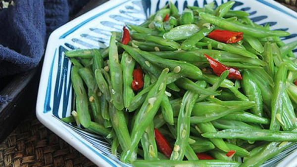 Thực tế, đậu không chứa nhiều calo, rất tốt cho sức khỏe nếu được chế biến bằng cách luộc, hấp. Trong khi đó, chế biến bằng cách xào, đậu thân xốp rất ngấm mỡ. Ăn nhiều món này vô tình nạp lượng lớn chất béo vào cơ thể.