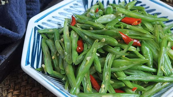 Thực tế, đậu không chứa nhiều calo, rất tốt cho sức khỏe nếu được chế biến bằng cách luộc, hấp. Trong khi đó, chế biến bằng cách xào, đậu thân xốp rất ngấm mỡ. Ăn nhiều món này vô tình nạp lượng lớn chất béo vào cơ thể.