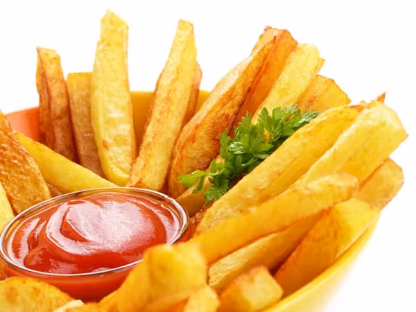 Ngược lại, chế biến không phù hợp có thể khiến nỗ lực giảm cân trở nên vô ích. Chẳng hạn, khoai tây chiên là món ăn vặt phổ biến ở các nhà hàng phương Tây. Dù hấp dẫn song chuyên gia thường khuyên không nên ăn nhiều, bởi món này khiến bạn dễ tăng cân, đối diện nguy cơ béo phì.