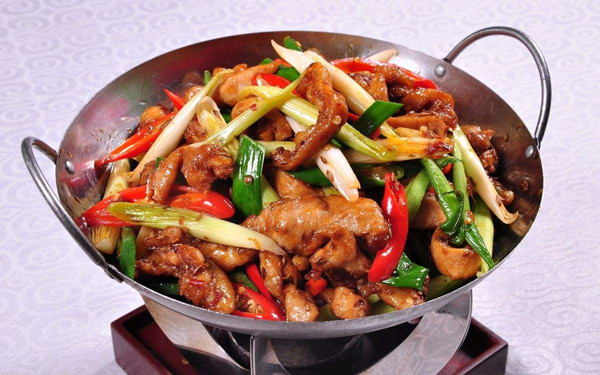 Nhìn chung, để giảm cân hiệu quả, ngoài việc tăng cường rau xanh, trái cây trong chế độ ăn, bạn cần đặc biệt chú ý đến cách chế biến. Trong số các cách nấu, hấp và luộc được đánh giá cao nhờ tránh hao hụt dinh dưỡng, hàm lượng calo thấp.