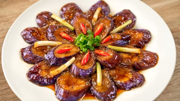 Cà tím kho. Cà tím kho có bùi, đậm vị nên nhiều người ưa thích. Điều bất lợi là cà tím có phần ruột khá xốp, có thể hấp thụ lượng dầu lớn khi om nấu. Dù là món chay song nếu thưởng thức cà tím kho hàng ngày có thể khiến nỗ lực giảm cân khó thành.