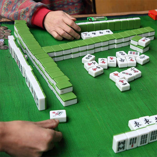 Đặc biệt, buổi chơi hôm đó, ông Triệu thua liên tục khiến tâm trạng bị kích động, huyết áp tăng mạnh làm cục máu đông ở thành mạch bên trong rơi ra, làm tắc động mạch não, gây nhồi máu não.